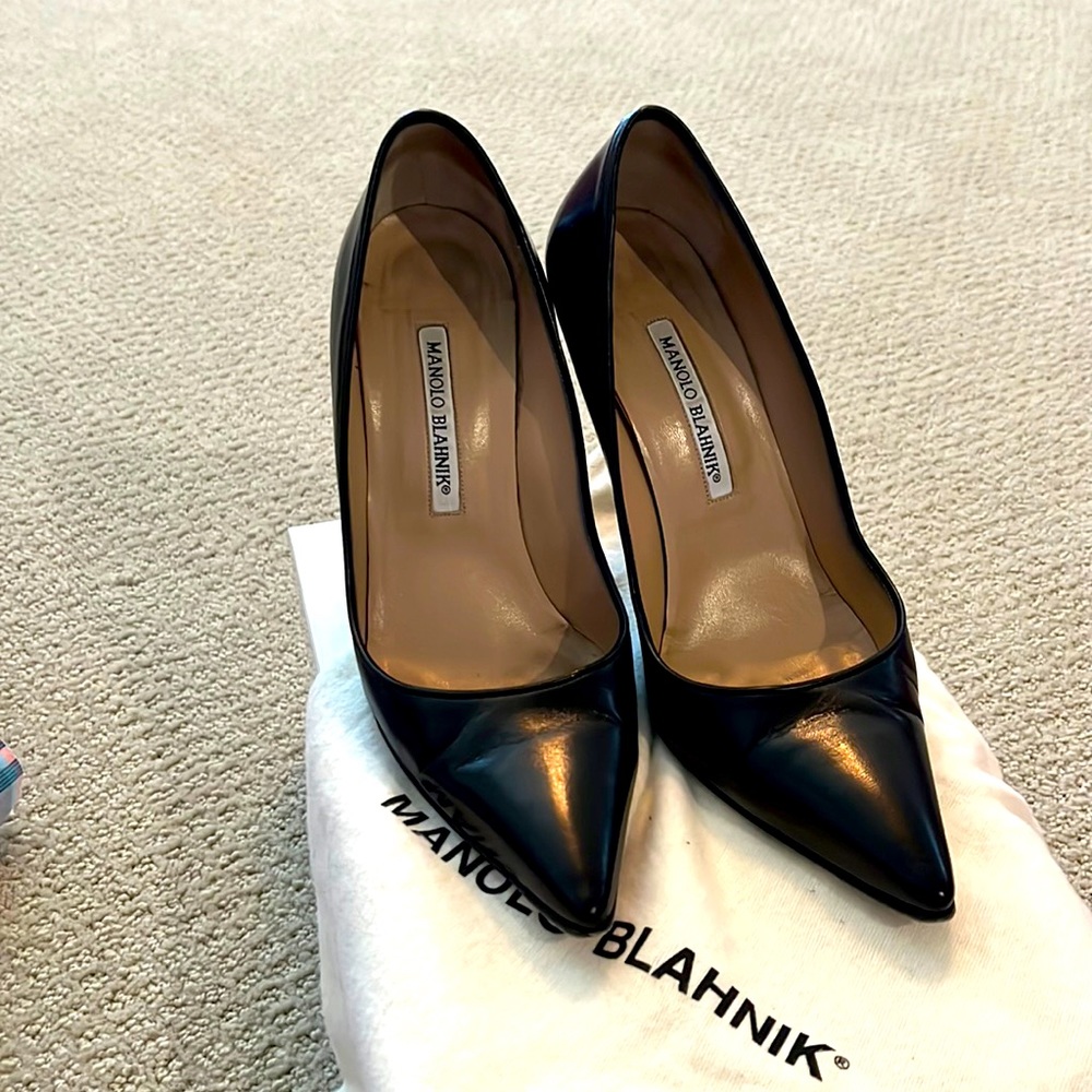MANOLO BLAHNIK size 38 black pumps